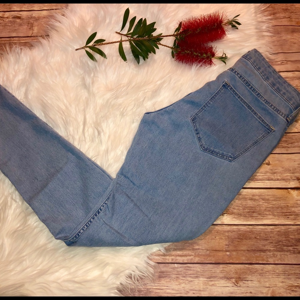 🦋H&M Light Blue Jeans, Size 28